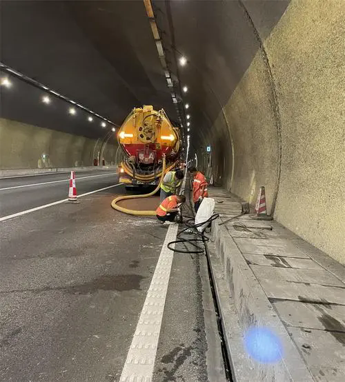 巴州隧道排水渠清淤